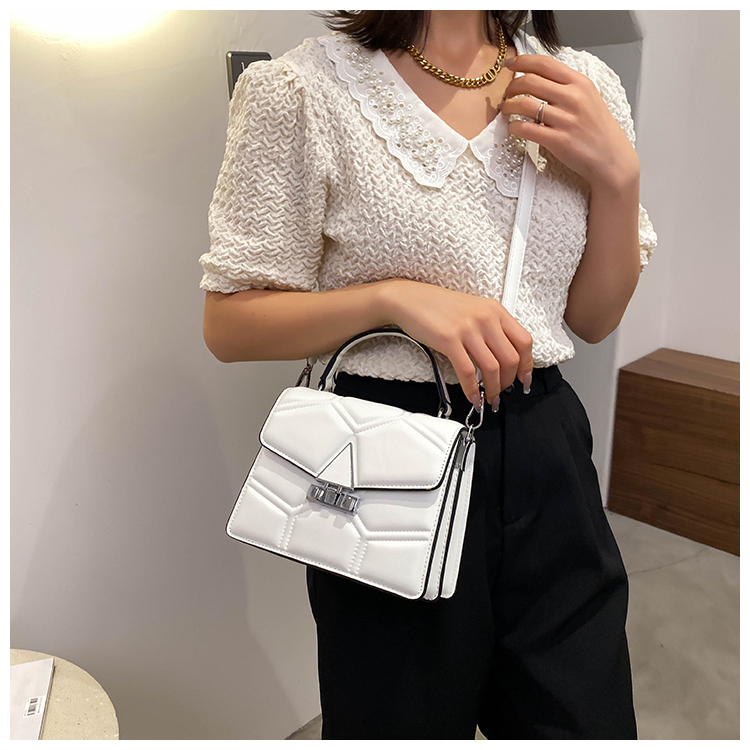 Style Crossbody Small Bag Women's Chain Women's Bag Small Square Bag Shoulder Rivet Bag Decorated with a Snake's Head