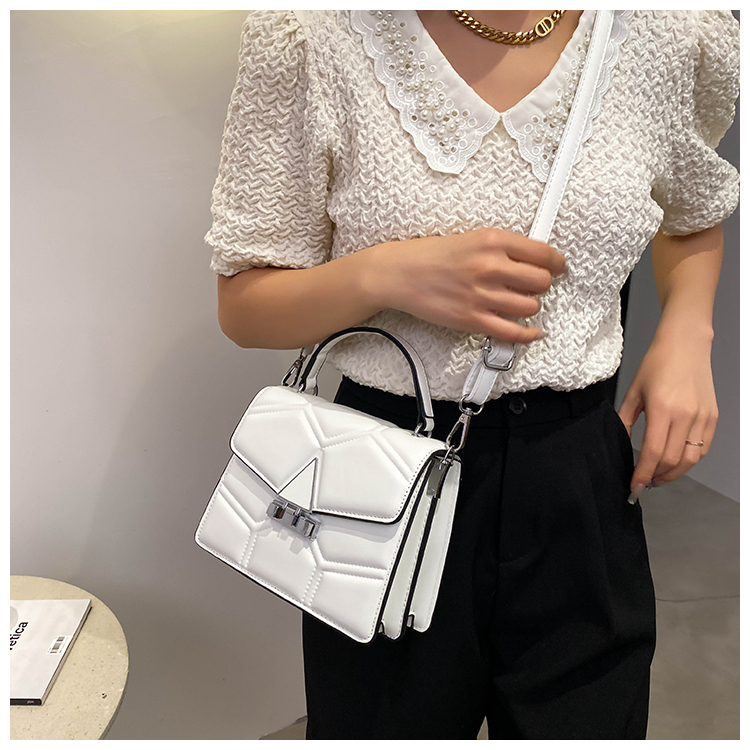 Style Crossbody Small Bag Women's Chain Women's Bag Small Square Bag Shoulder Rivet Bag Decorated with a Snake's Head