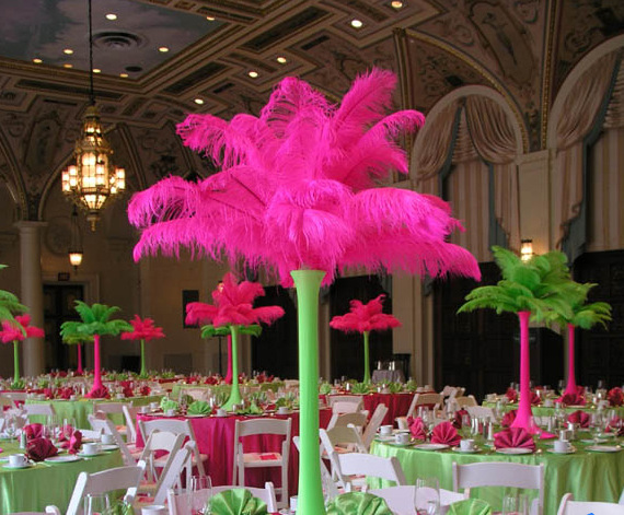 The wedding table flower decoration in The window of Natural Ostrich Feather Hotel in South Africa can be dyed Ostrich hair wholesale 15-20cm