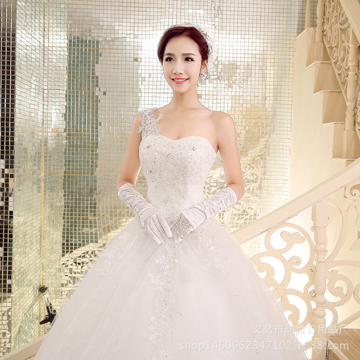 Long - term bride wedding bag refers to the wedding dress of gloves.
