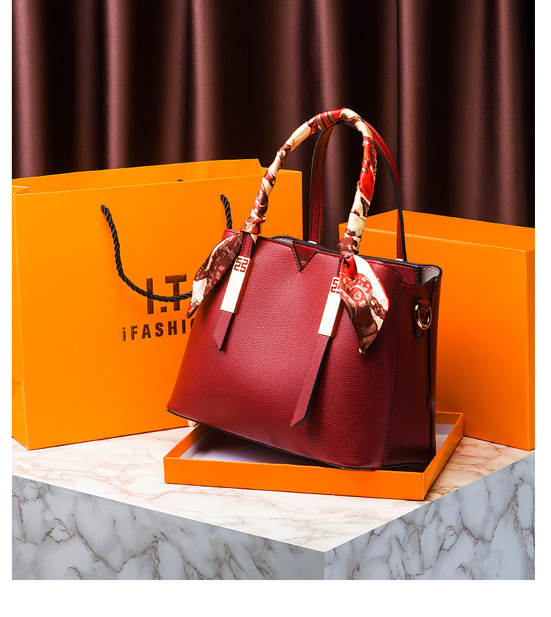 Red Wedding Bag Bridal Bag Women's Bag Mother 2021 New Handbag for Middle-Aged People Large Capacity Shoulder Messenger Bag
