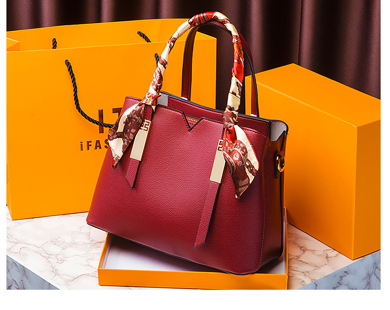 Red Wedding Bag Bridal Bag Women's Bag Mother 2021 New Handbag for Middle-Aged People Large Capacity Shoulder Messenger Bag
