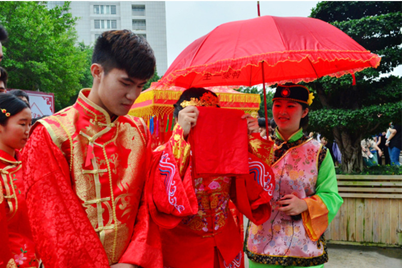 Wedding Dowry Chinese Embroidery Creative Wedding Festive Red Lace Wedding Long Handle Umbrella Bridal Wedding Supplies