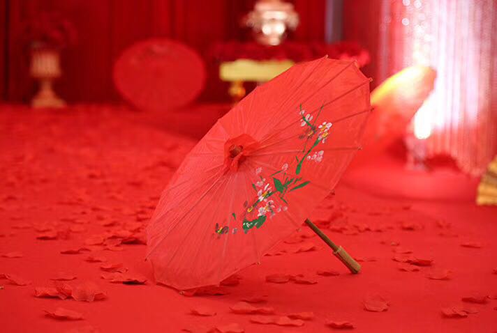 Chinese wedding props big red umbrella performance oil paper umbrella.