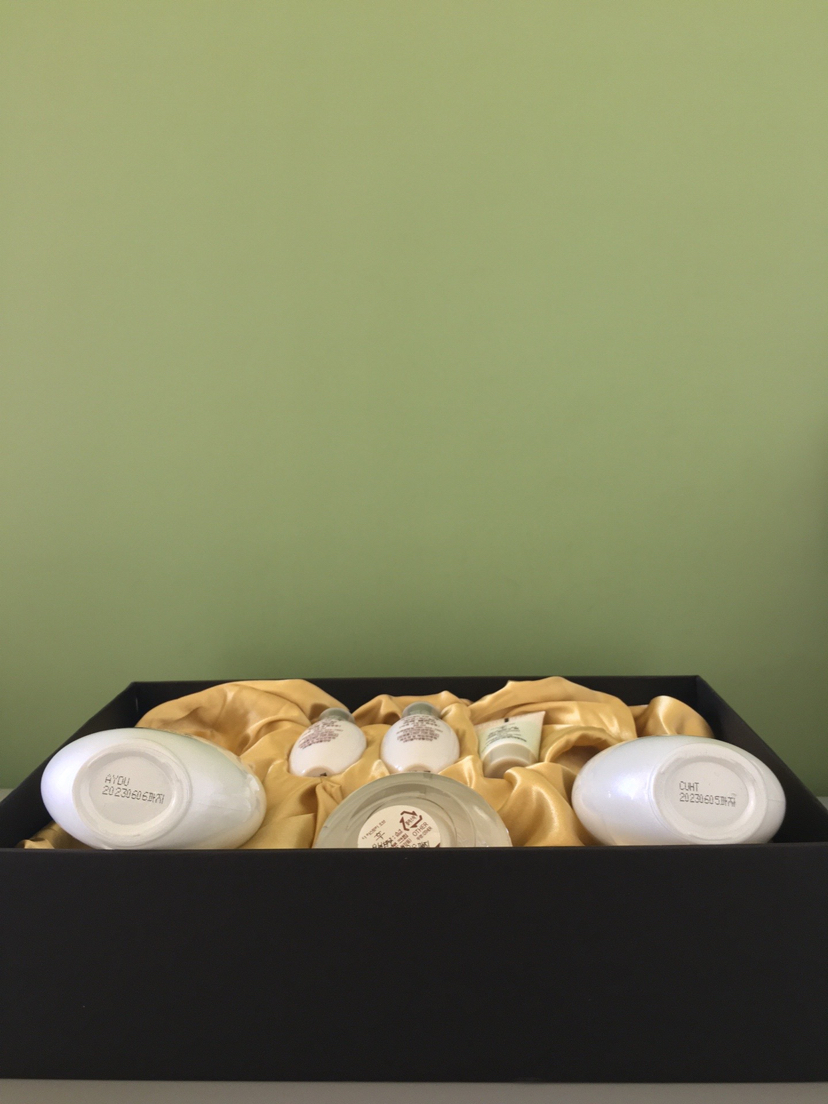 Whoo Whitening Box Cover Intrazone Numbers, with Facial Wipe + Gift Bag