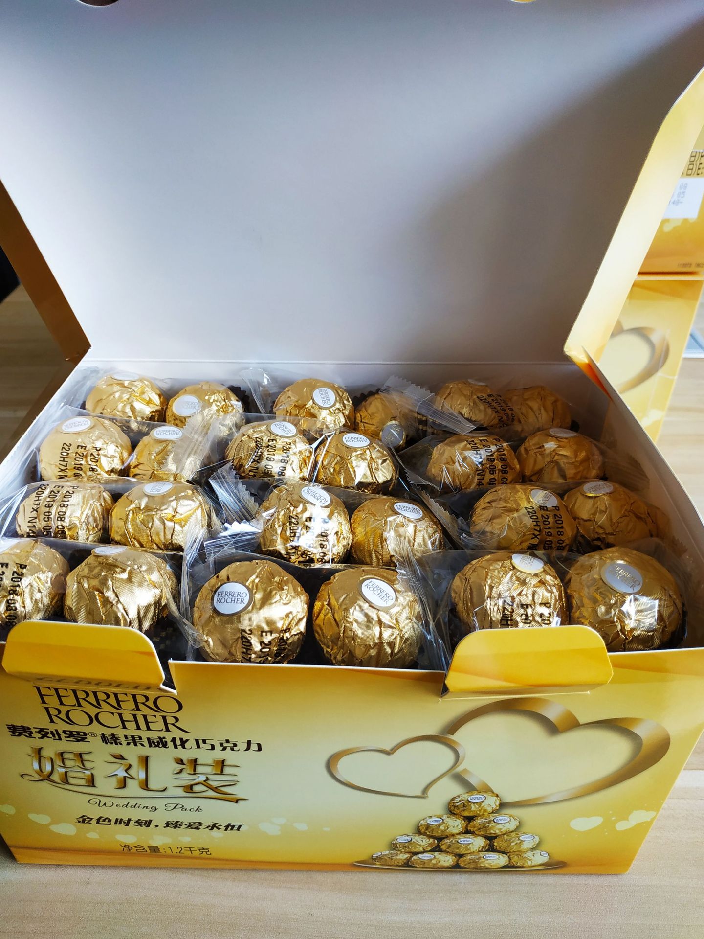 Ferrero Golden Ball Filbert Chocolate T96 Tablets Wedding Clothes Gift Box Ferrero Jinsha T2 Wedding Candy Wholesale