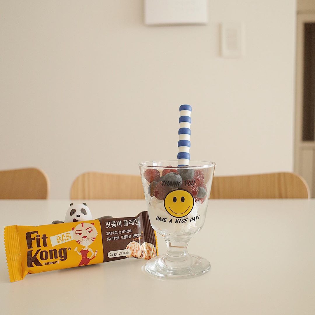 Korean Ins Celebrity Inspired Smiley Face Glass Cup Cute Smiling Mousse Tray Milk Juice Ice Cream Cup Goblet