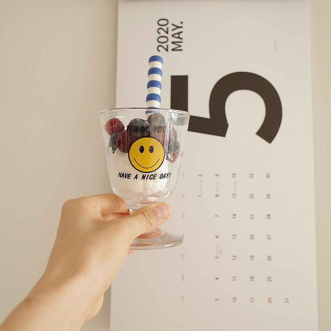 Korean Ins Celebrity Inspired Smiley Face Glass Cup Cute Smiling Mousse Tray Milk Juice Ice Cream Cup Goblet