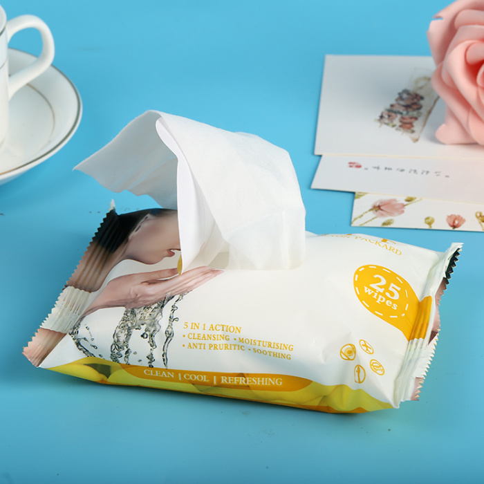 Hand and mouth wet towel paper wet tissue soft skin wet towel portable small bag.