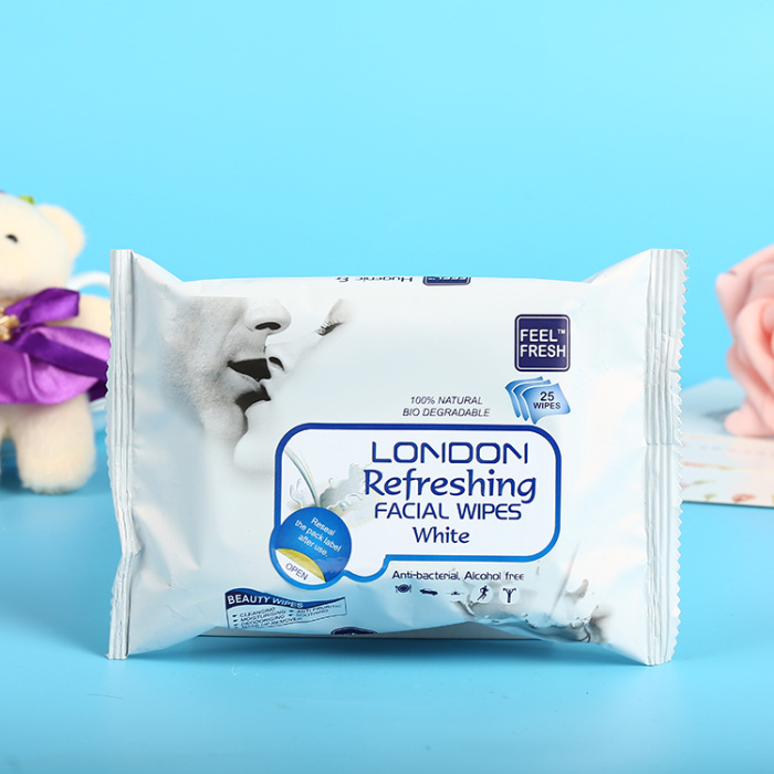 Hand and mouth wet towel paper wet tissue soft skin wet towel portable small bag.