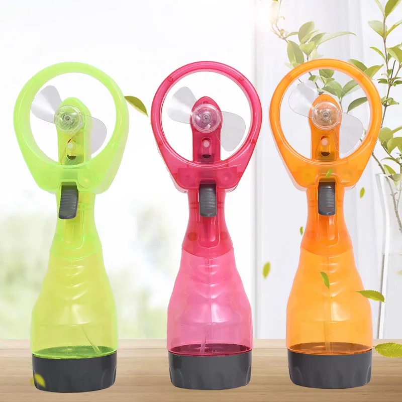The spray fan holds a small fan mini charging USB fan manufacturer direct selling.