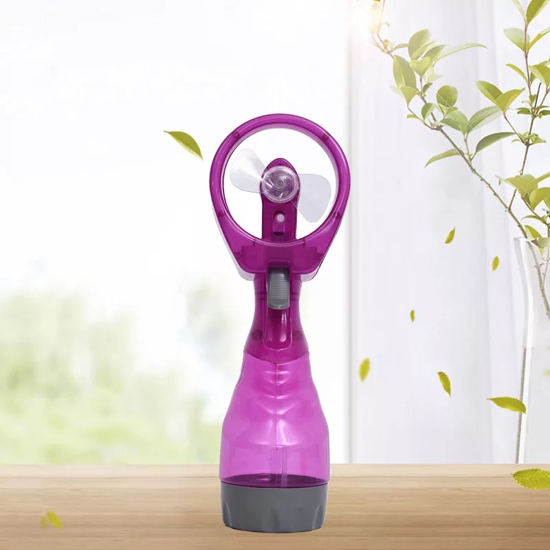 The spray fan holds a small fan mini charging USB fan manufacturer direct selling.