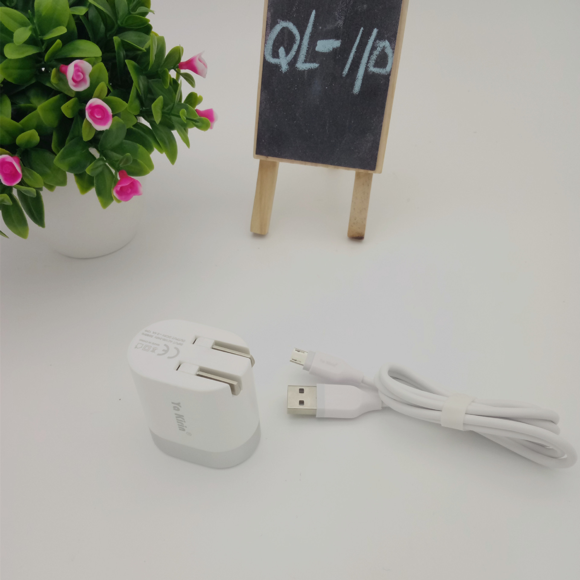 Ya Kirin's original apple android type-c folding phone dual U charger is quickly charged.