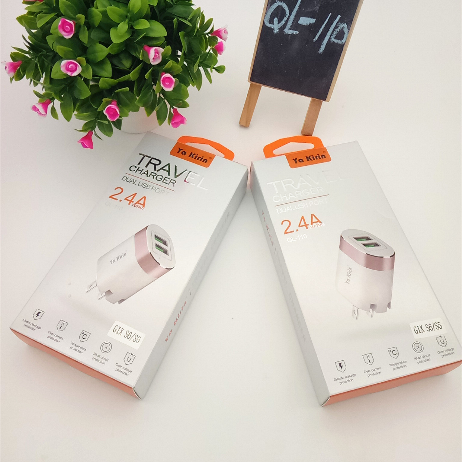 Ya Kirin's original apple android type-c folding phone dual U charger is quickly charged.