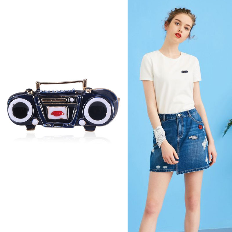 Hot new creative retro retro radio brooch alloy drip oil recorder simple fashion accessories