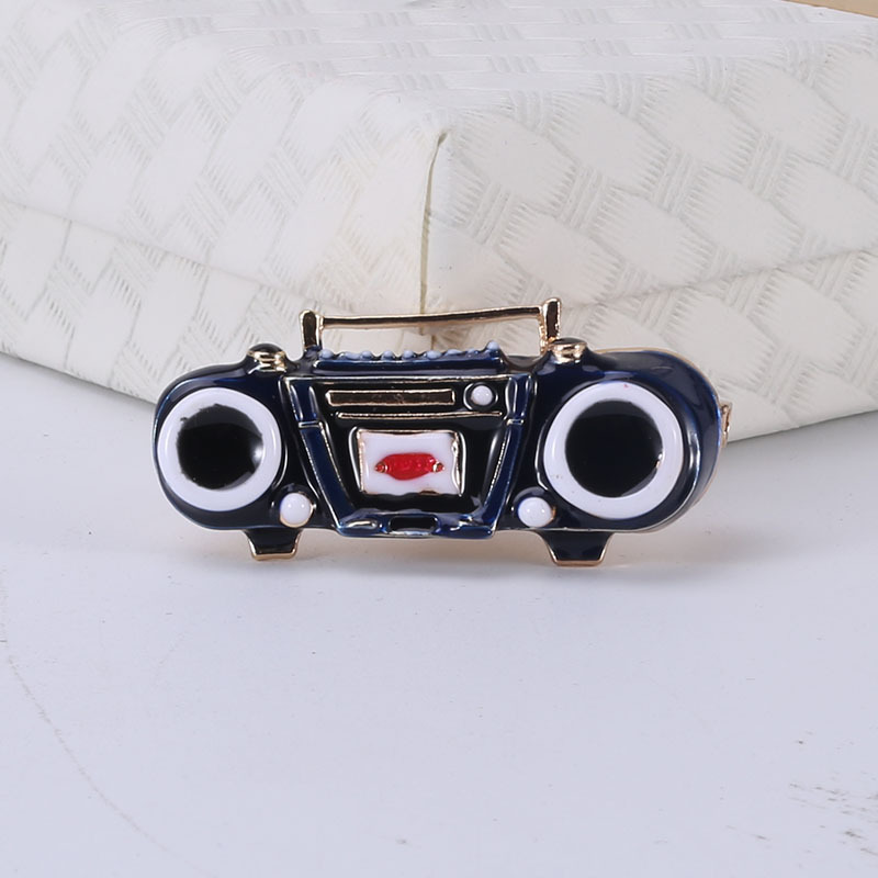 Hot new creative retro retro radio brooch alloy drip oil recorder simple fashion accessories