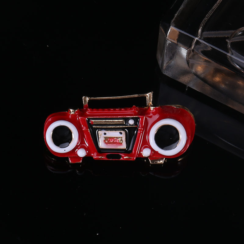 Hot new creative retro retro radio brooch alloy drip oil recorder simple fashion accessories