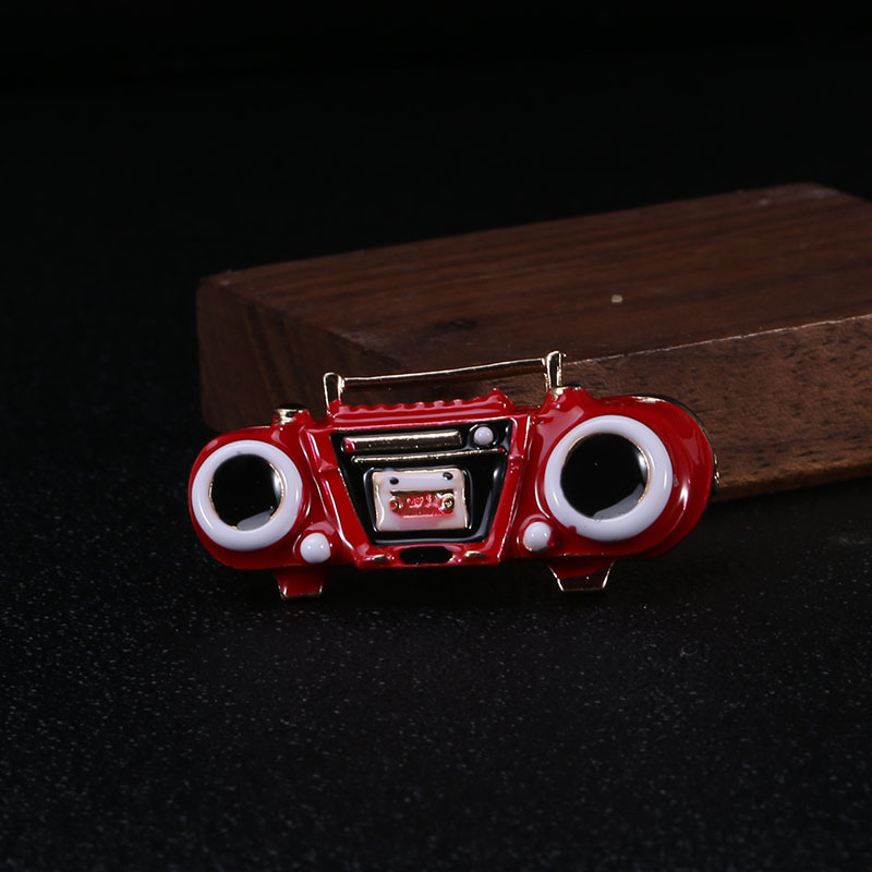 Hot new creative retro retro radio brooch alloy drip oil recorder simple fashion accessories