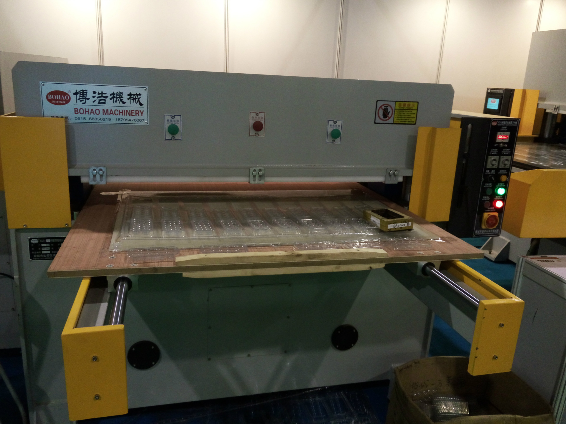 Manufacturers direct pearl cotton sponge packaging blister packaging industry blanking machine cutting machine