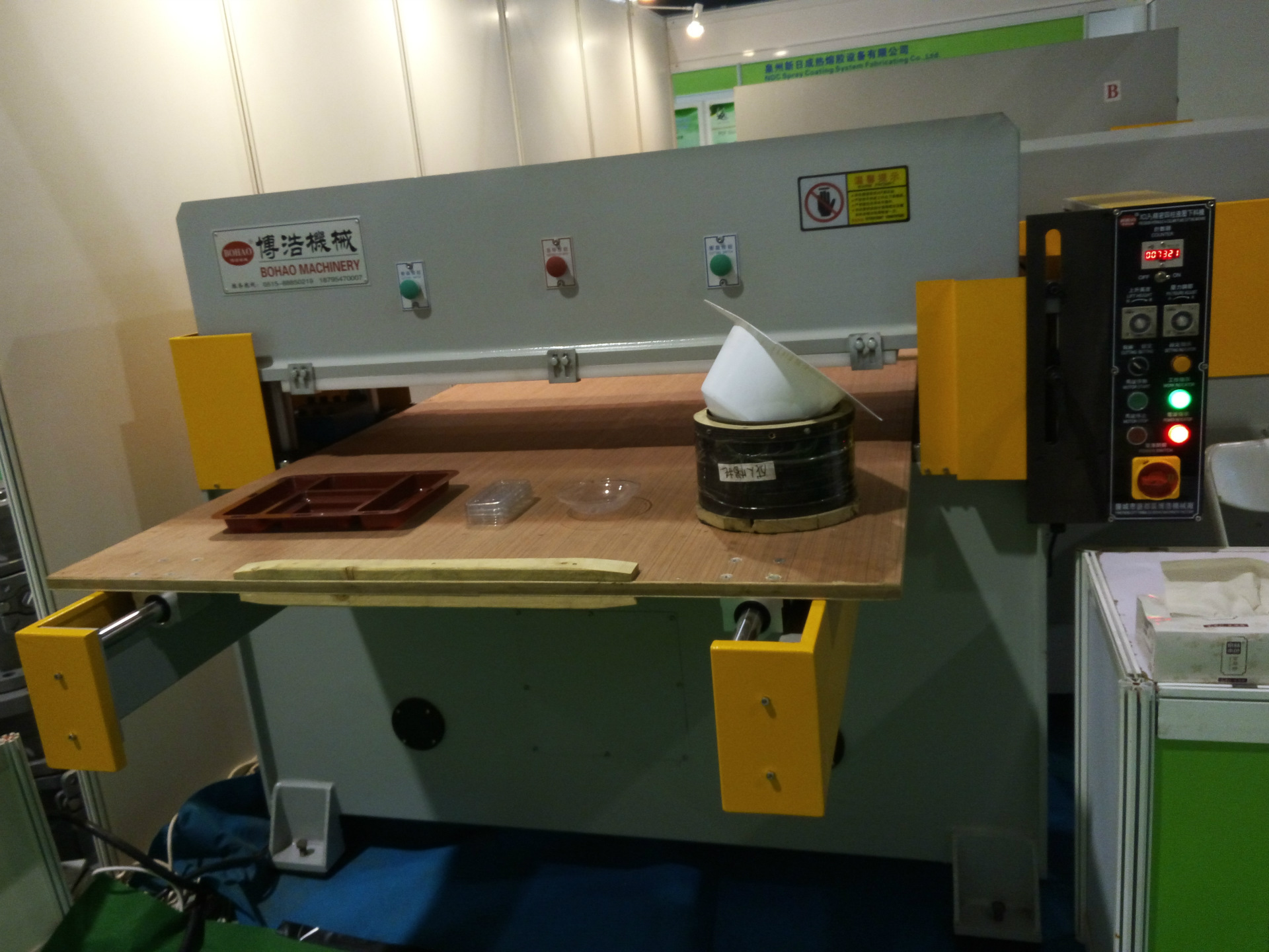 Manufacturers direct pearl cotton sponge packaging blister packaging industry blanking machine cutting machine