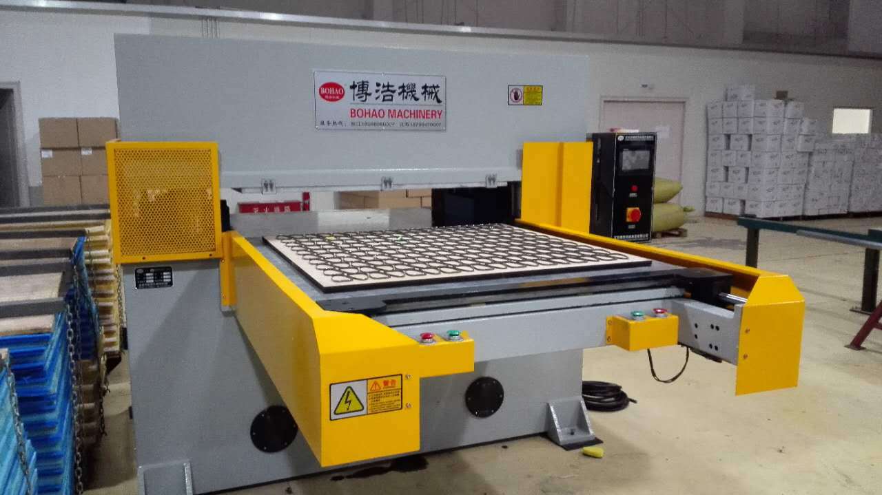 The factory supplies precision moving head and four-column cutting machine