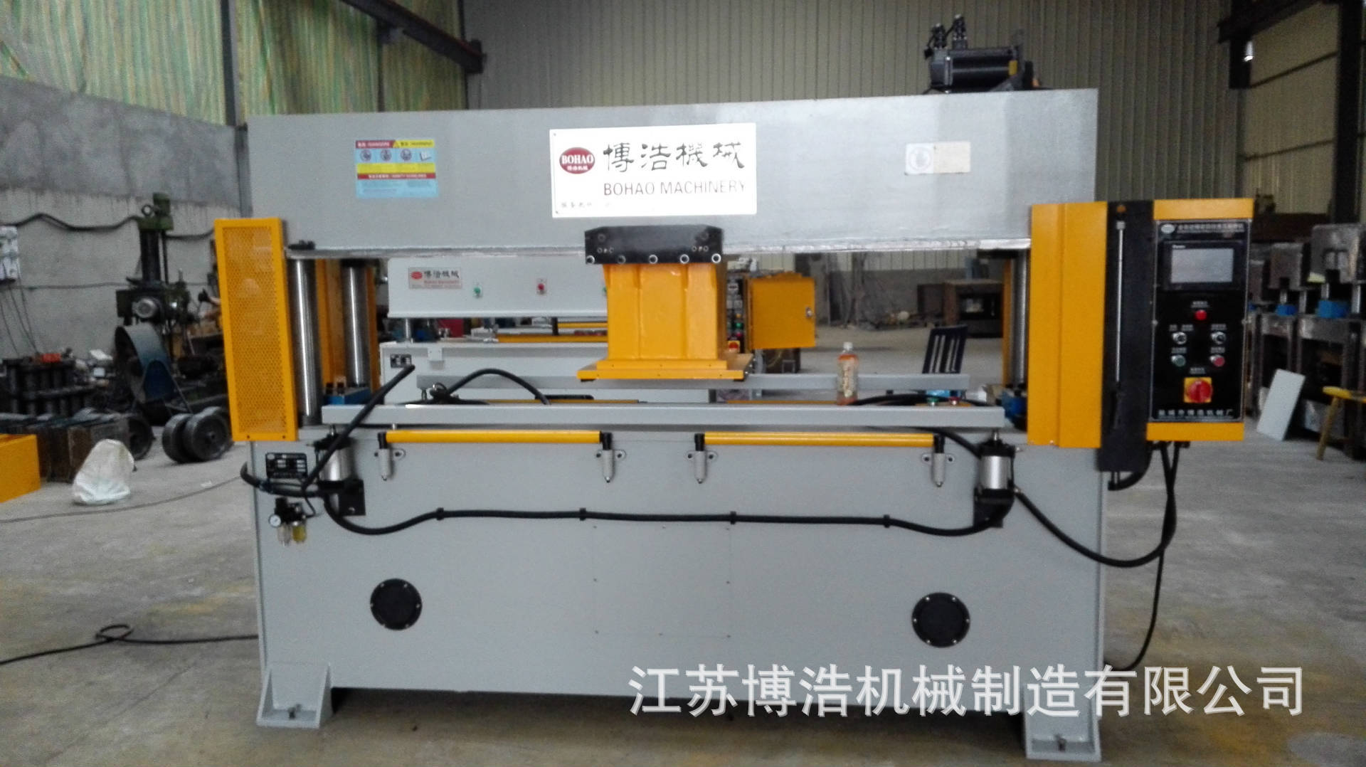 The factory supplies precision moving head and four-column cutting machine The factory supplies precision moving head and four-column cutting machine