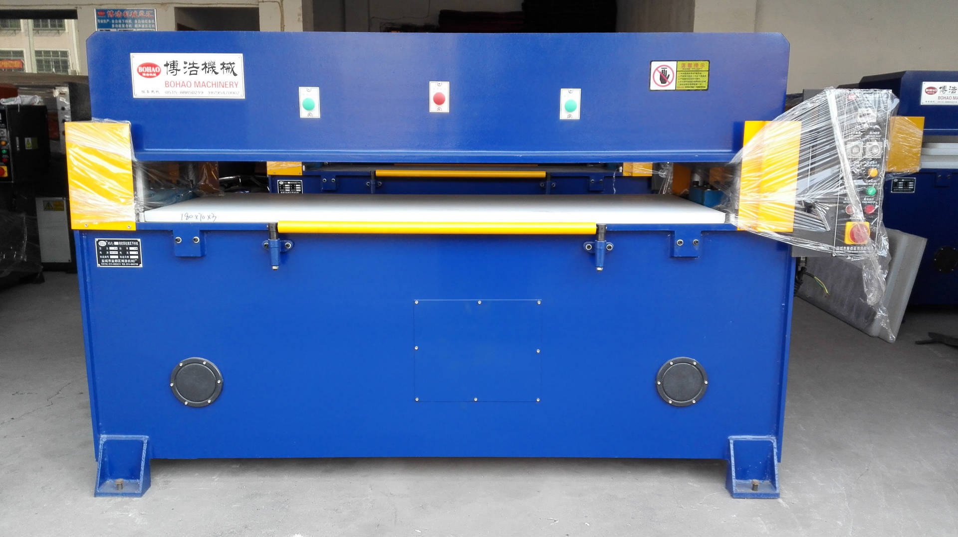 Manufacturers direct luggage gloves clothing plush toys crafts industry blanking machine cutting machine
