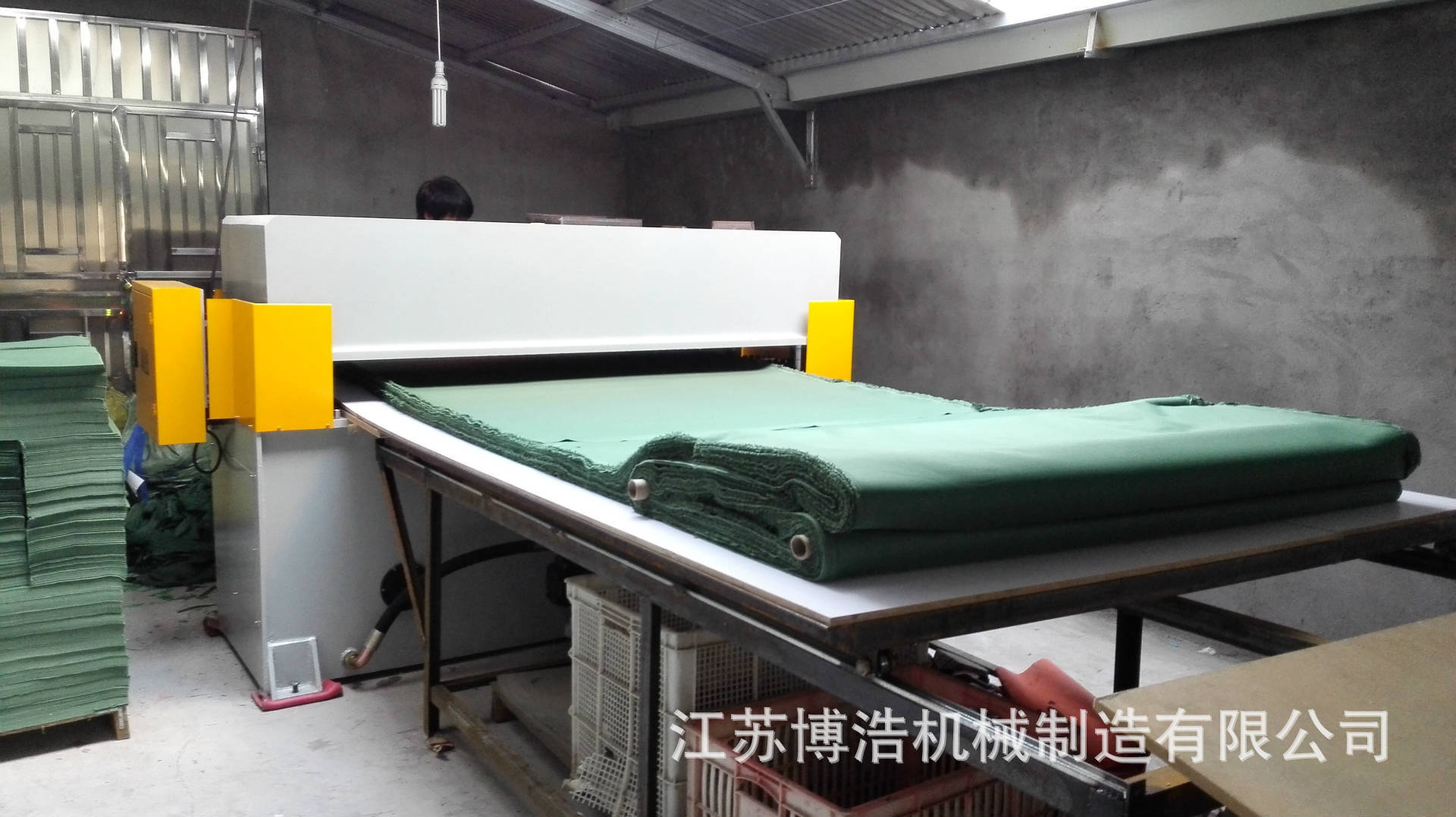 Manufacturers direct luggage gloves clothing plush toys crafts industry blanking machine cutting machine