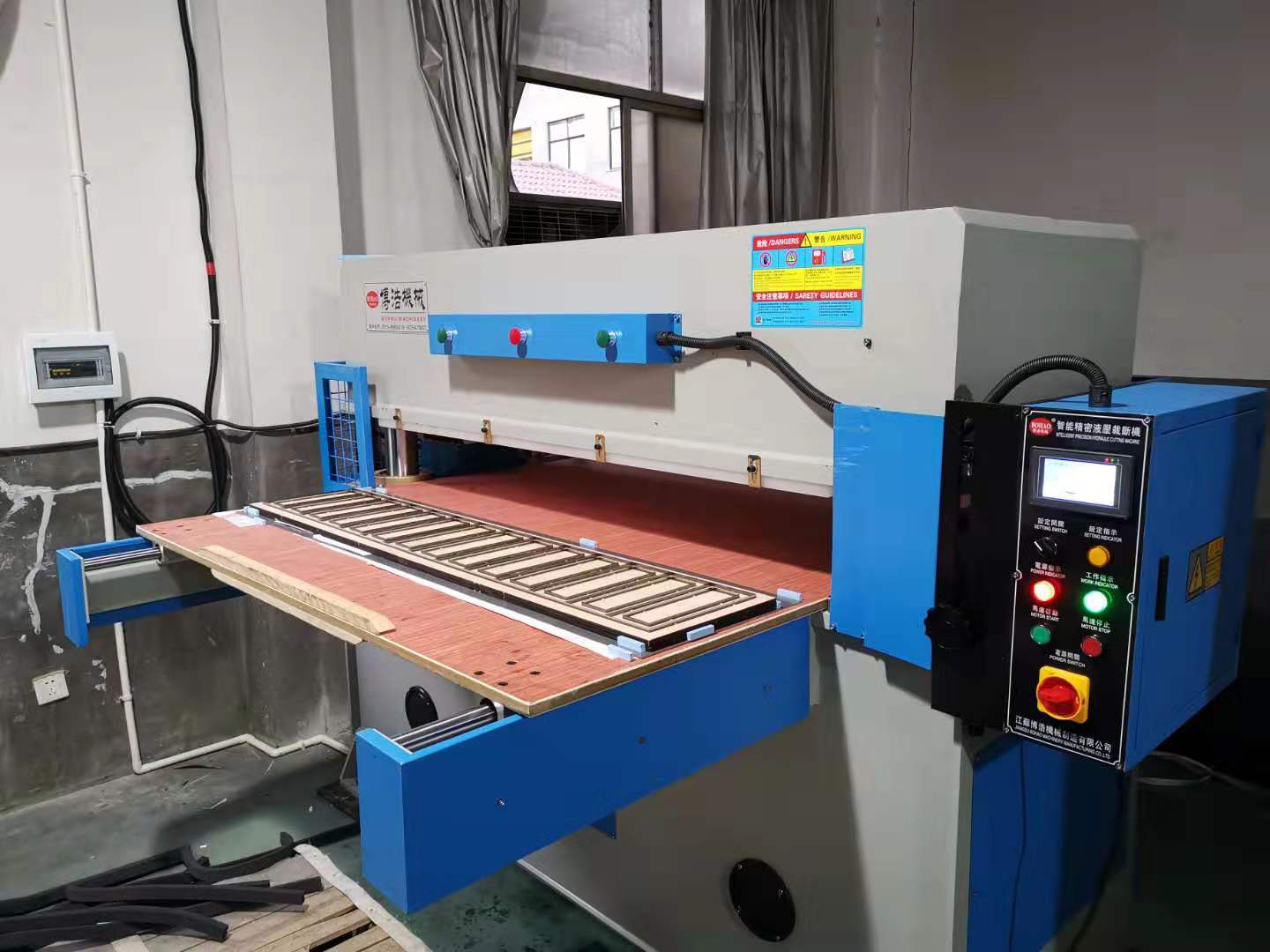 Large tonnage die - cutting machine packaging industry preferred for: sponge, EVA, EPE, and other sheet