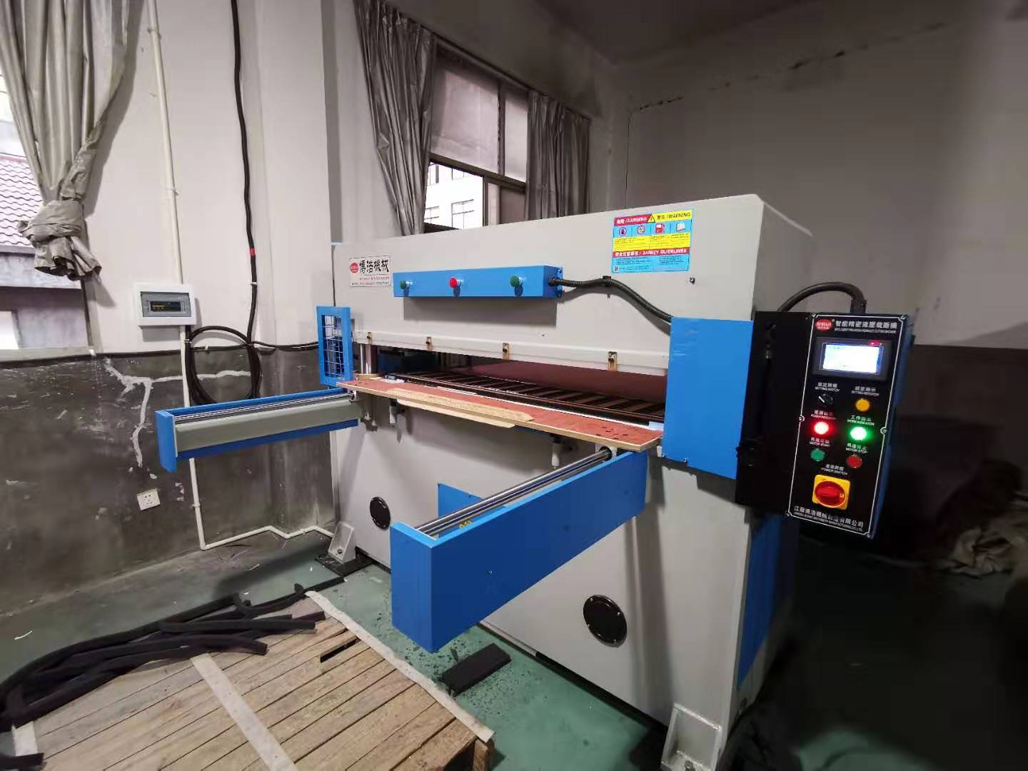 Large tonnage die - cutting machine packaging industry preferred for: sponge, EVA, EPE, and other sheet