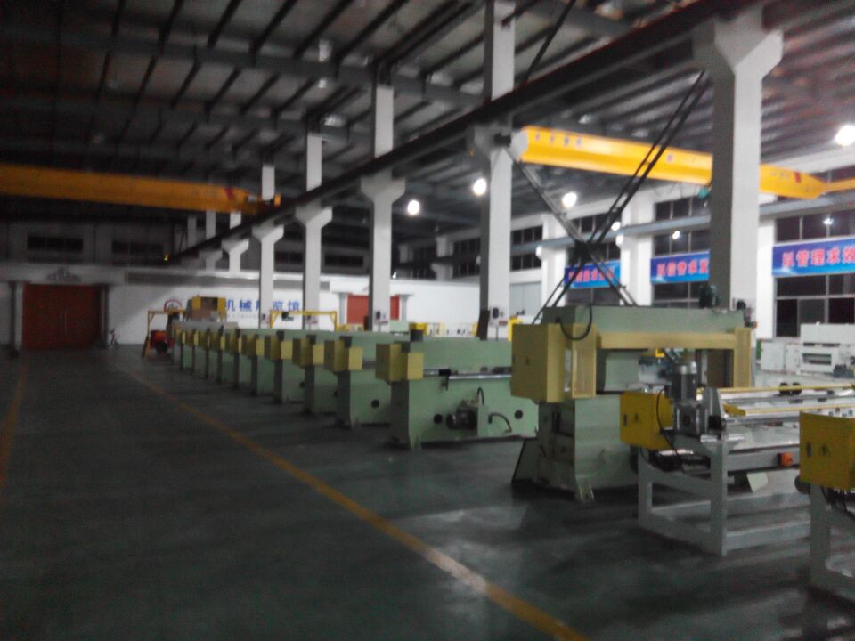 Automatic feeding computer controlled gantry hydraulic cutting machine battening box bag gantry head feeder