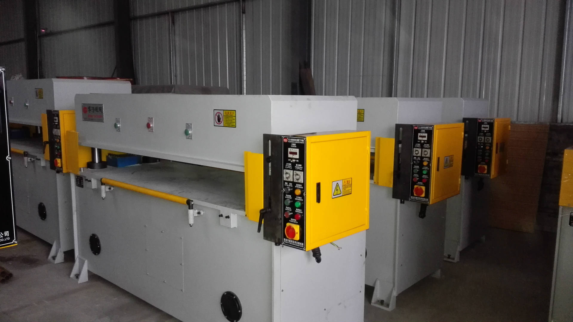 Manufacturers supply zhejiang jinhua yongkang panan lanxi crafts boxes and bags blanking machine cutting machine Manufacturers supply zhejiang jinhua yongkang panan lanxi crafts boxes and bags blanking machine cutting machine
