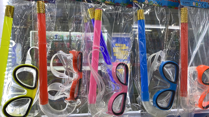Our Factory Specializes in Producing Swimming Goggles Diving Mask Swimming Caps, Etc.