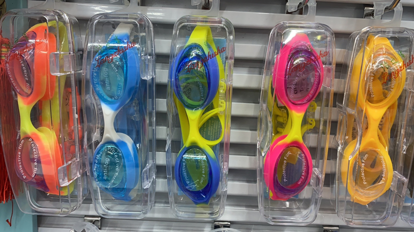 Our Factory Specializes in Producing Swimming Goggles Diving Mask Swimming Caps, Etc.