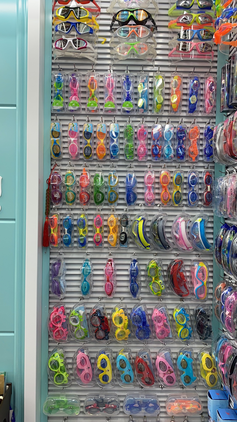 Our Factory Specializes in Producing Swimming Goggles Diving Mask Swimming Caps, Etc.