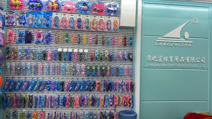 Our Factory Specializes in Producing Swimming Goggles Diving Mask Swimming Caps, Etc.