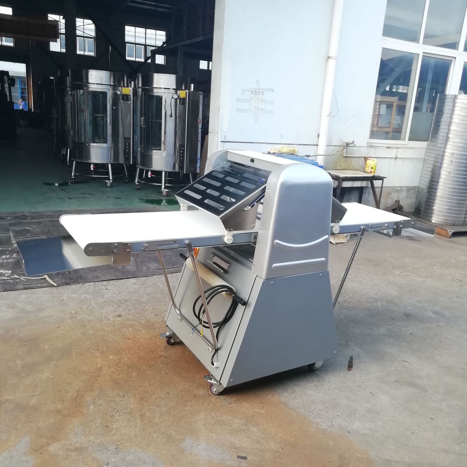 Vertical Danish Dough Commercial Pastry Equipment Dough Crisp Cutting Machine Dough Sheeter Noodle Press