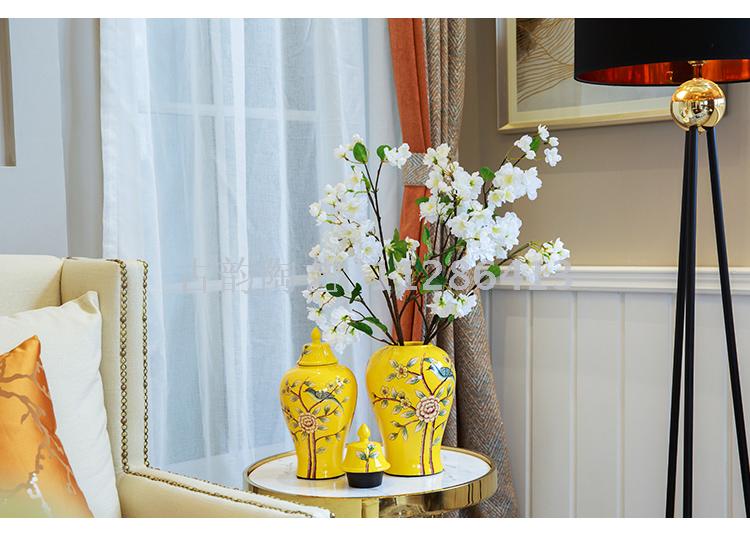 Ceramic figurines of American arts and crafts vase decoration