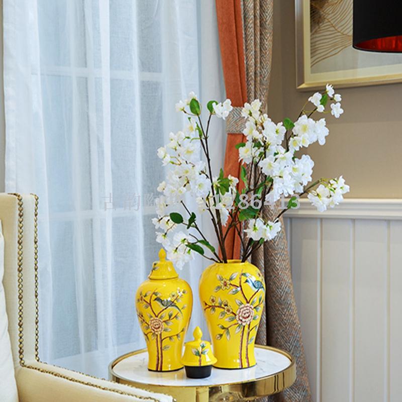 Ceramic figurines of American arts and crafts vase decoration