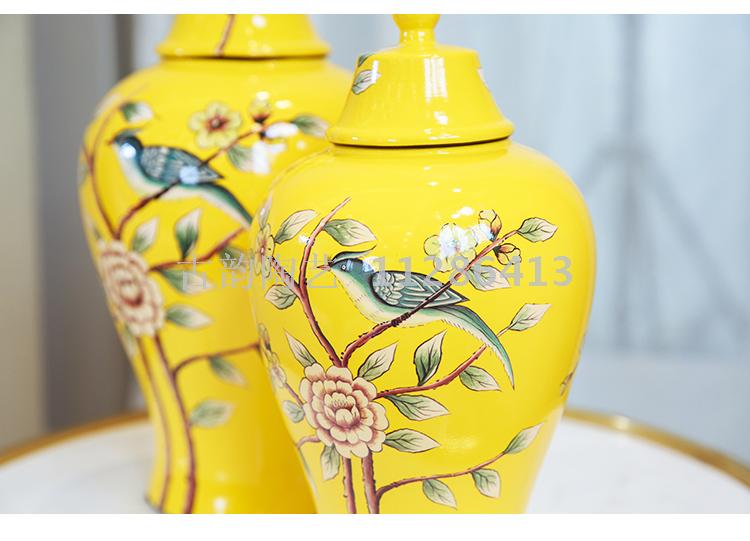 Ceramic figurines of American arts and crafts vase decoration