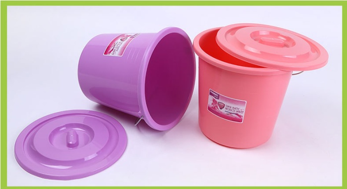 Plastic bucket cleanser carry a heavy plastic bucket with a thick plastic bucket. Plastic bucket cleanser carry a heavy plastic bucket with a thick plastic bucket.