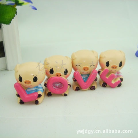 Creative home fashion home decoration cartoon LOVE piglet P002 resin crafts lovely home decoration