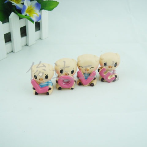Creative home fashion home decoration cartoon LOVE piglet P002 resin crafts lovely home decoration