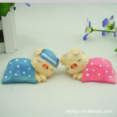 Creative home fashion home decoration cartoon LOVE piglet P002 resin crafts lovely home decoration