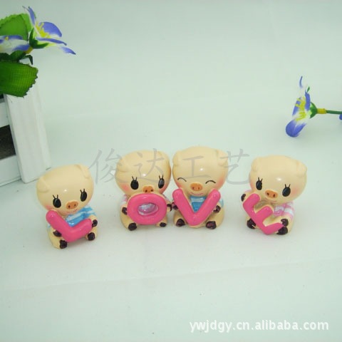 Creative home fashion home decoration cartoon LOVE piglet P002 resin crafts lovely home decoration