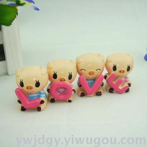Creative home fashion home decoration cartoon LOVE piglet P002 resin crafts lovely home decoration