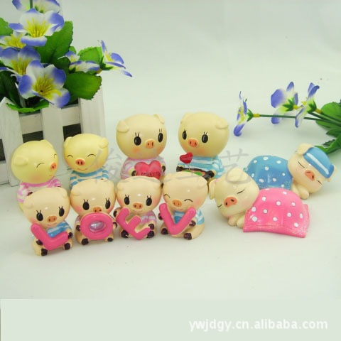 Creative home fashion home decoration cartoon LOVE piglet P002 resin crafts lovely home decoration