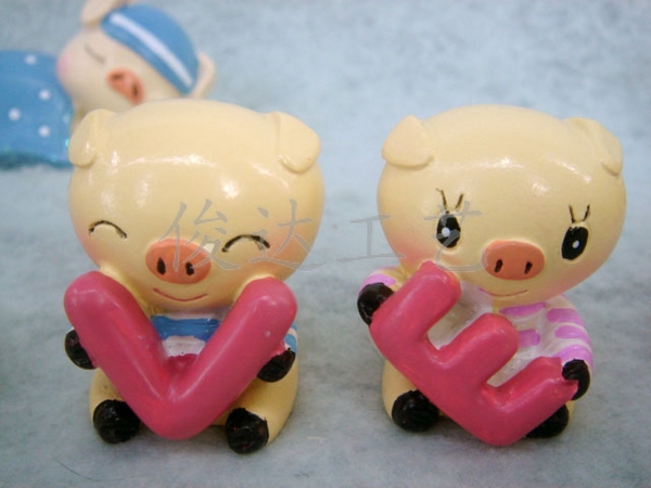 Creative home fashion home decoration cartoon LOVE piglet P002 resin crafts lovely home decoration
