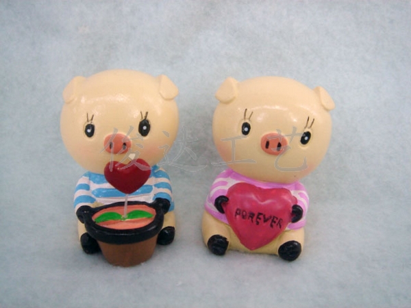 Creative home fashion home decoration cartoon LOVE piglet P002 resin crafts lovely home decoration