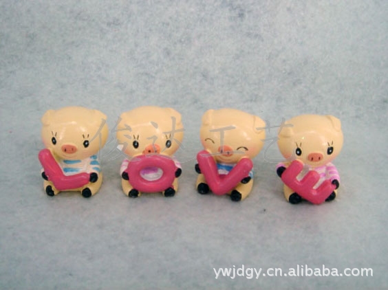 Creative home fashion home decoration cartoon LOVE piglet P002 resin crafts lovely home decoration